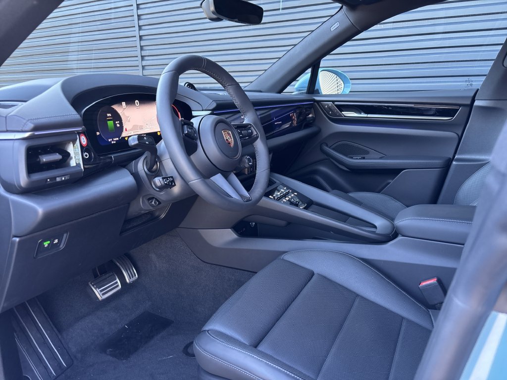 Certified 2025 Porsche Macan 4S Electric AWD/4WD image 10