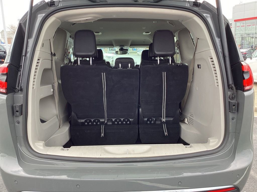 Used 2023 Chrysler Pacifica Touring-L image 12