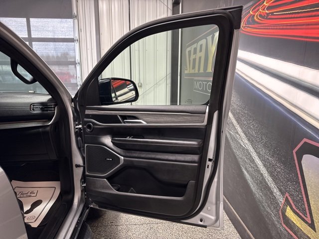 Used 2024 Jeep Wagoneer L Series II image 32