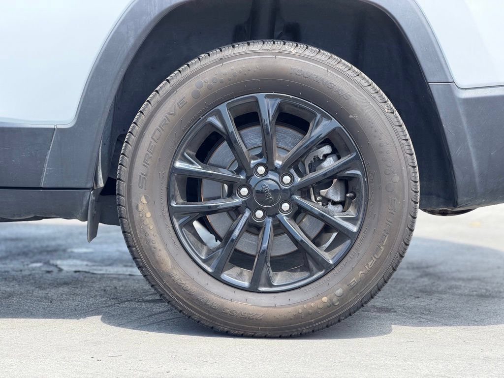 Used 2023 Jeep Cherokee Altitude Lux AWD/4WD image 2