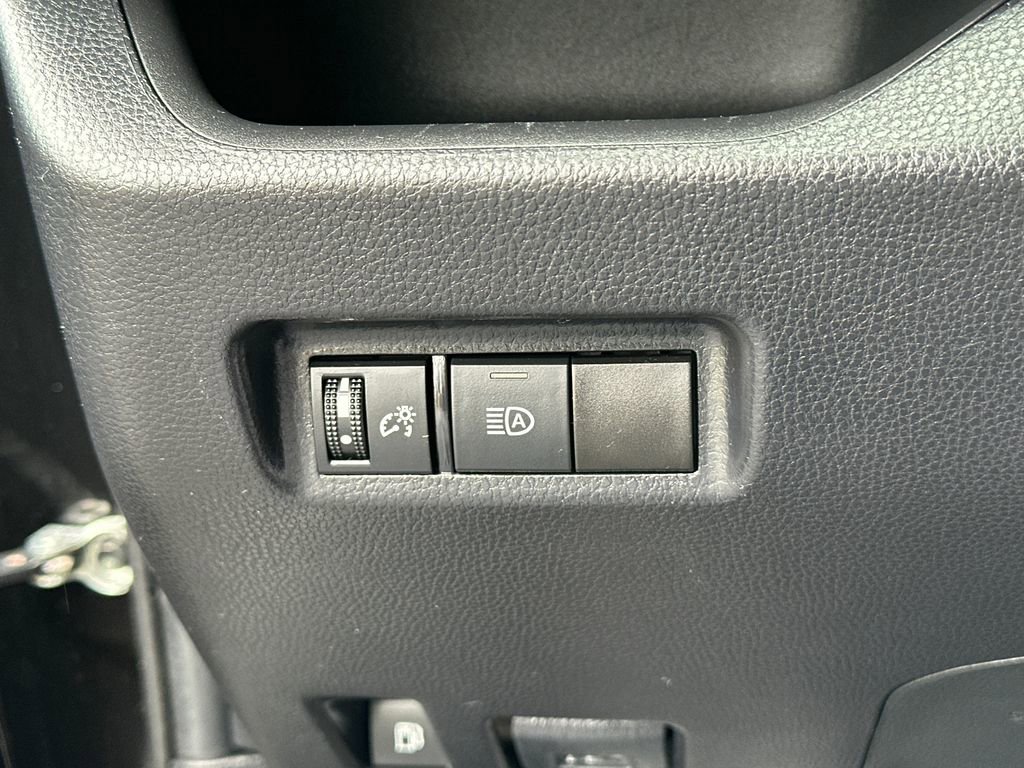 Used 2020 Toyota RAV4 LE AWD/4WD image 17