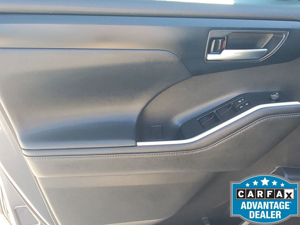 Used 2020 Toyota Highlander XLE image 42