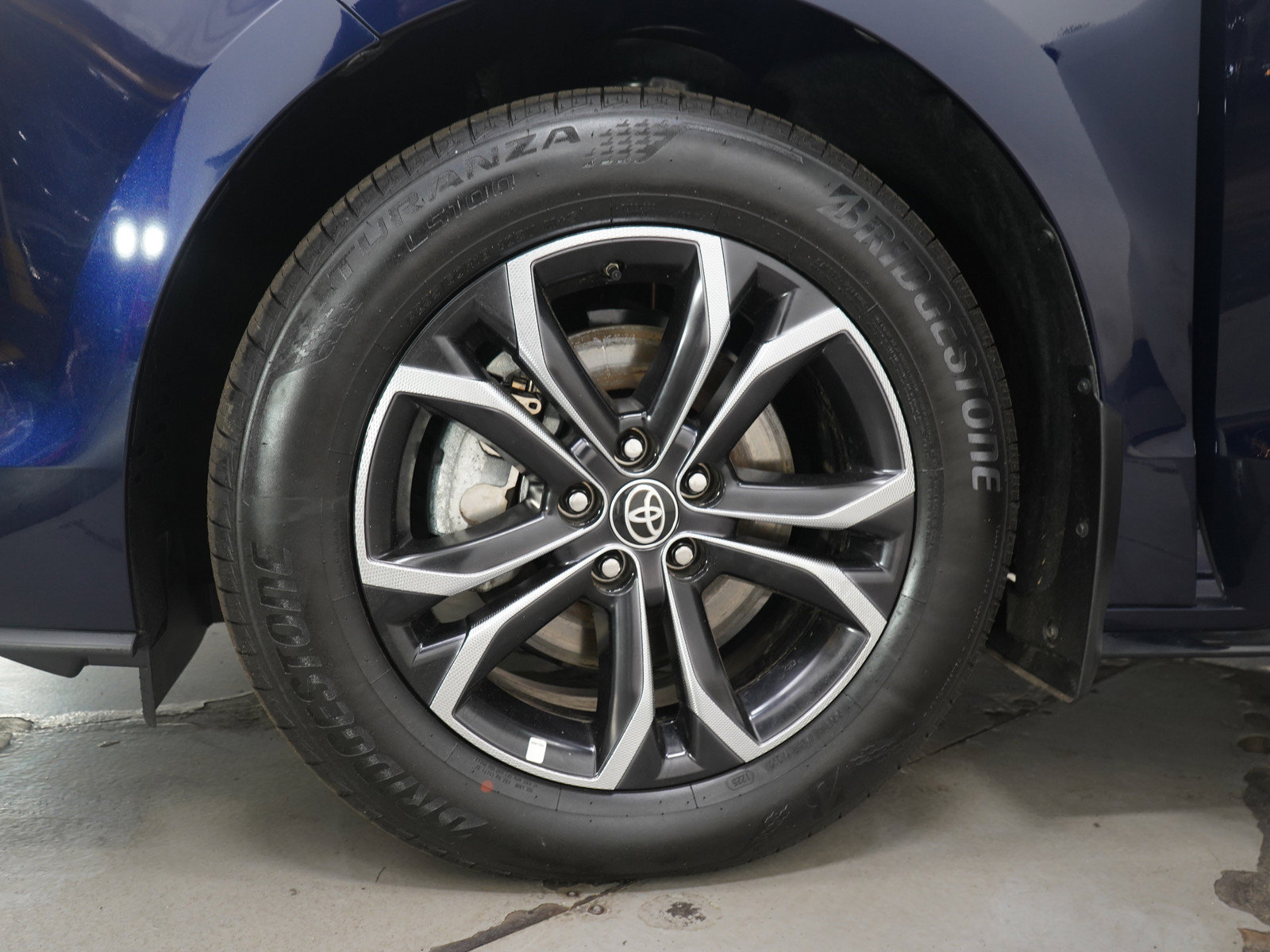 Used 2025 Toyota Sienna Platinum AWD/4WD image 39
