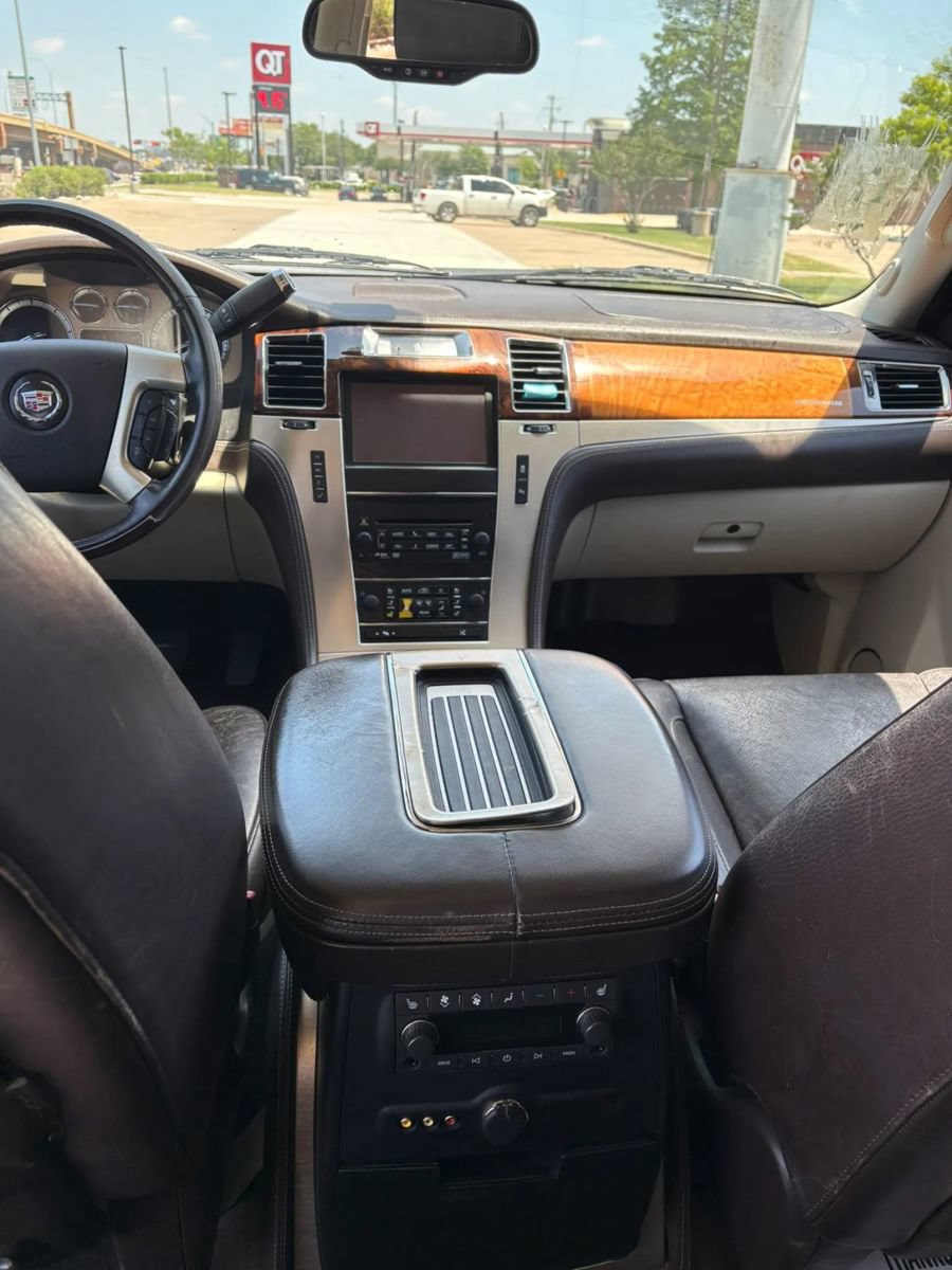 Used 2014 Cadillac Escalade Platinum RWD image 9