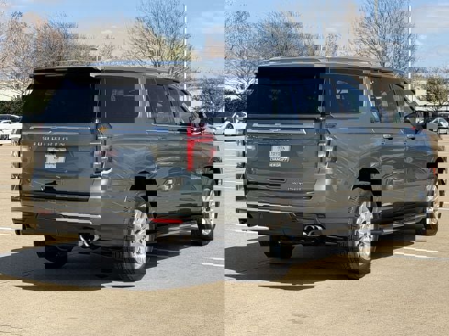 Used 2023 Chevrolet Suburban Premier image 4