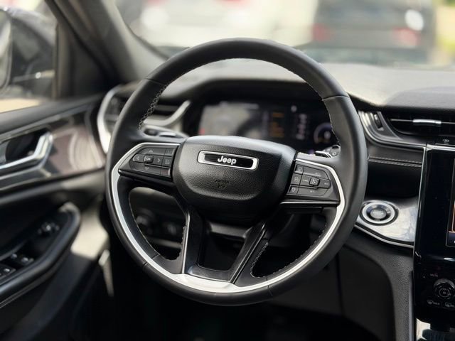 Used 2023 Jeep Grand Cherokee Altitude AWD/4WD image 11