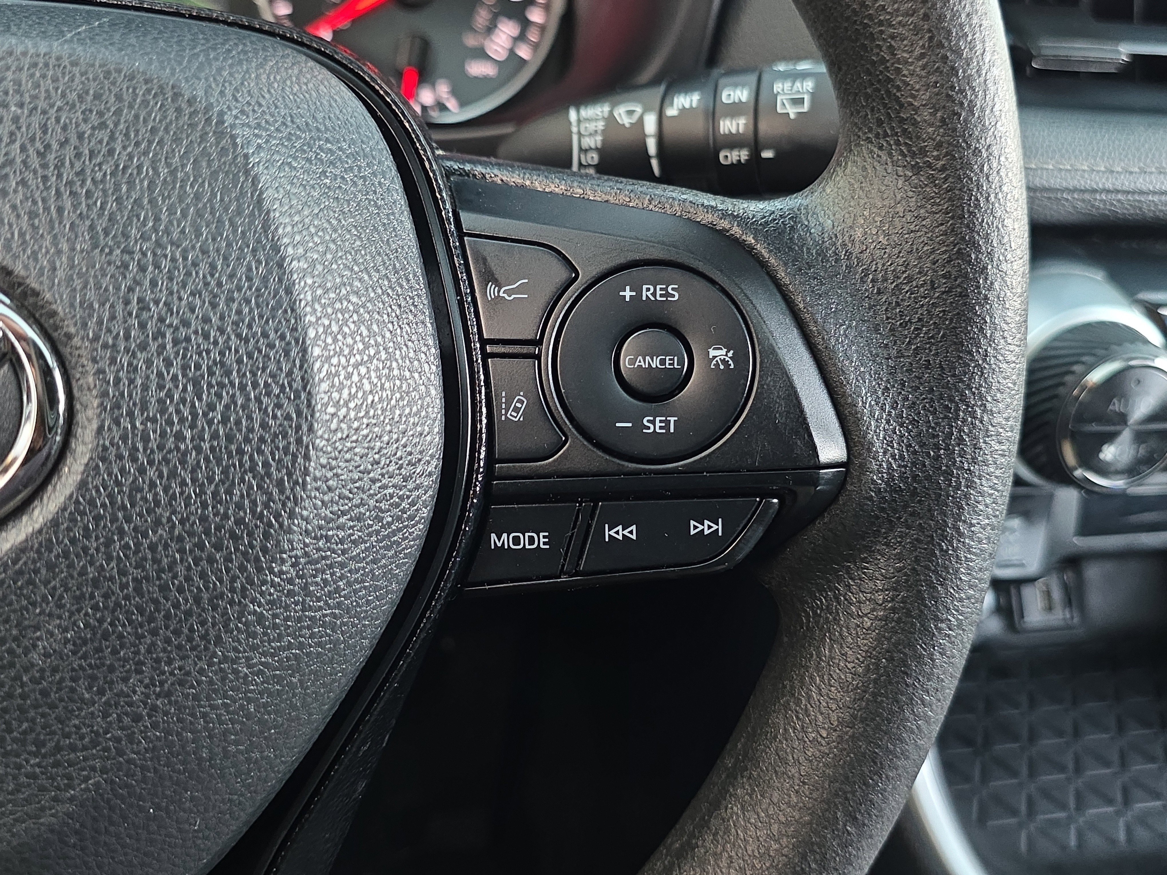 Used 2021 Toyota RAV4 XLE w/ Convenience Package image 13