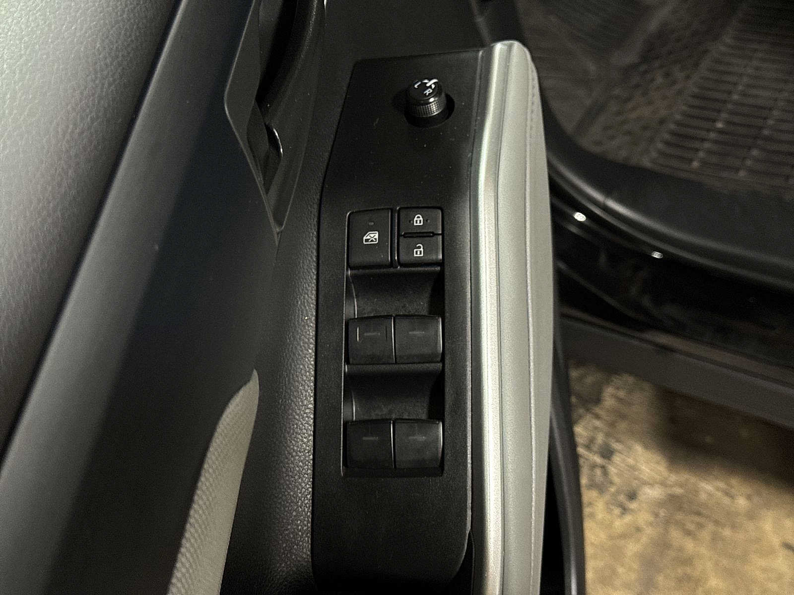 Used 2024 Toyota Highlander LE FWD image 23