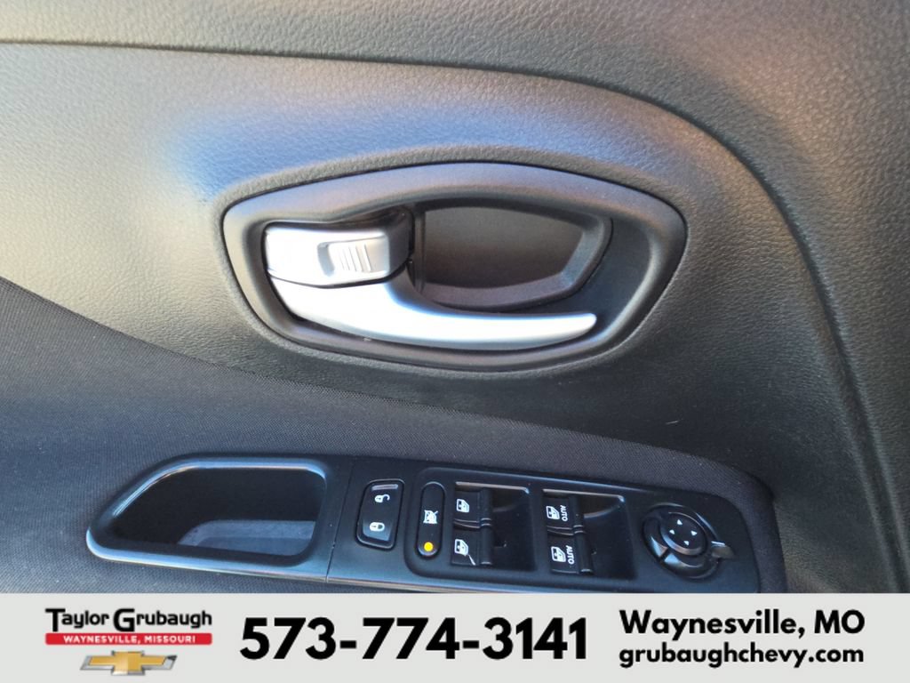Used 2017 Jeep Renegade Latitude AWD/4WD image 13