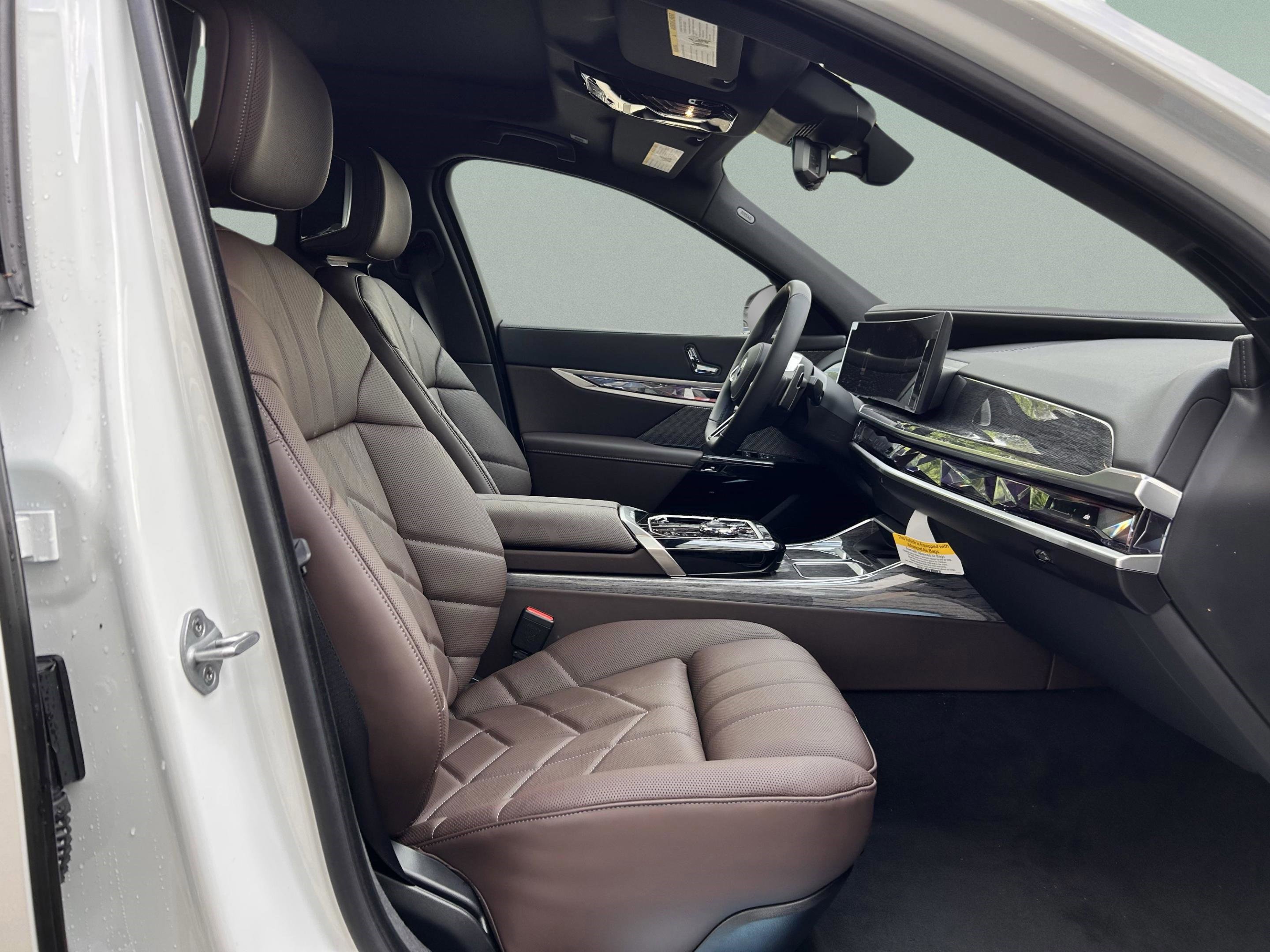 Used 2025 BMW 750e xDrive w/ Executive Package image 31