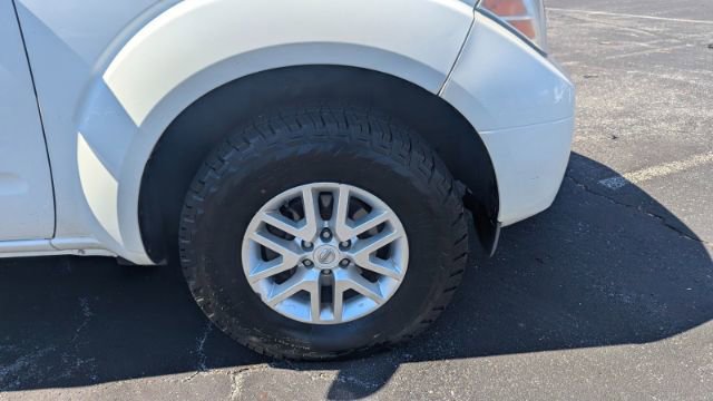 Used 2015 Nissan Frontier SV image 11