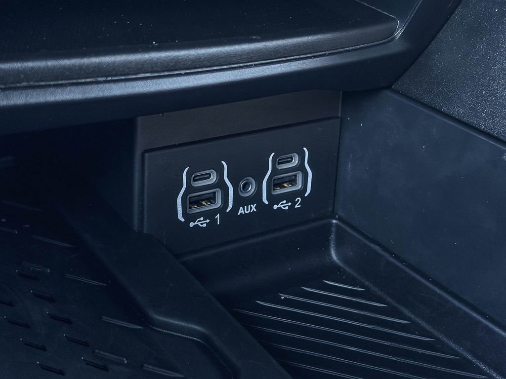 Used 2025 Chrysler Pacifica Premium image 33