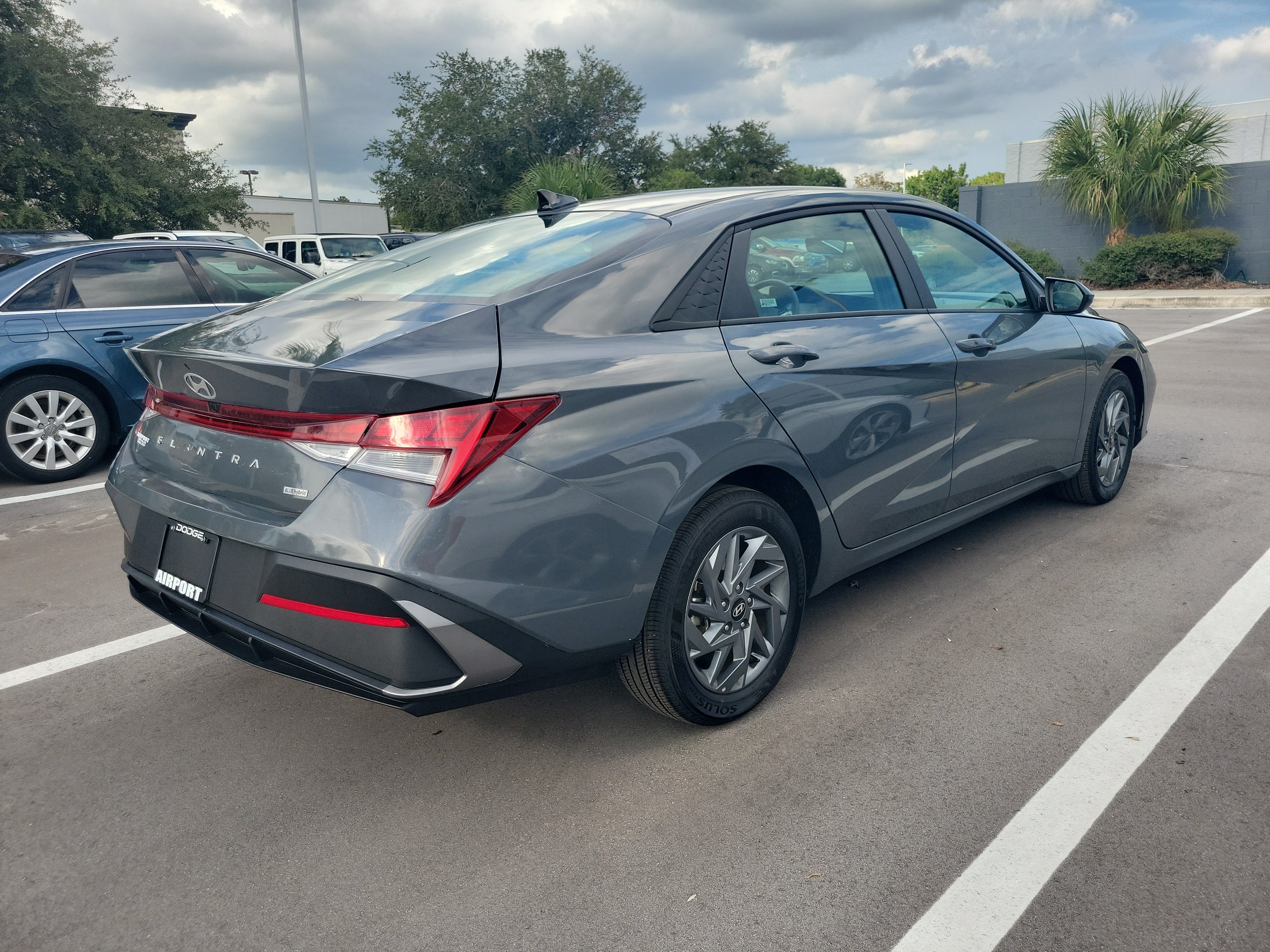 Used 2026 Hyundai Elantra Hybrid FWD image 2