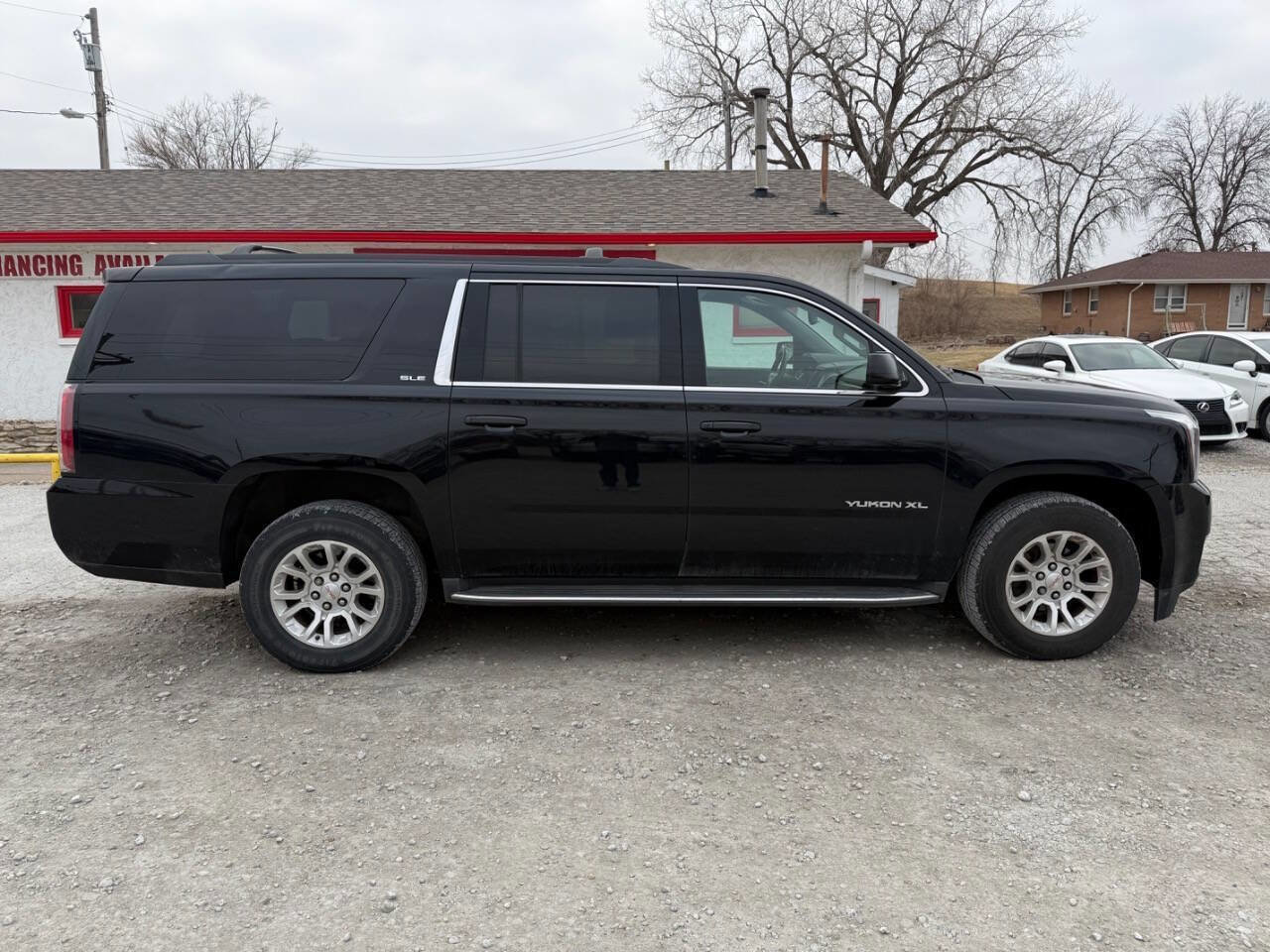 Used 2015 GMC Yukon XL SLE image 2