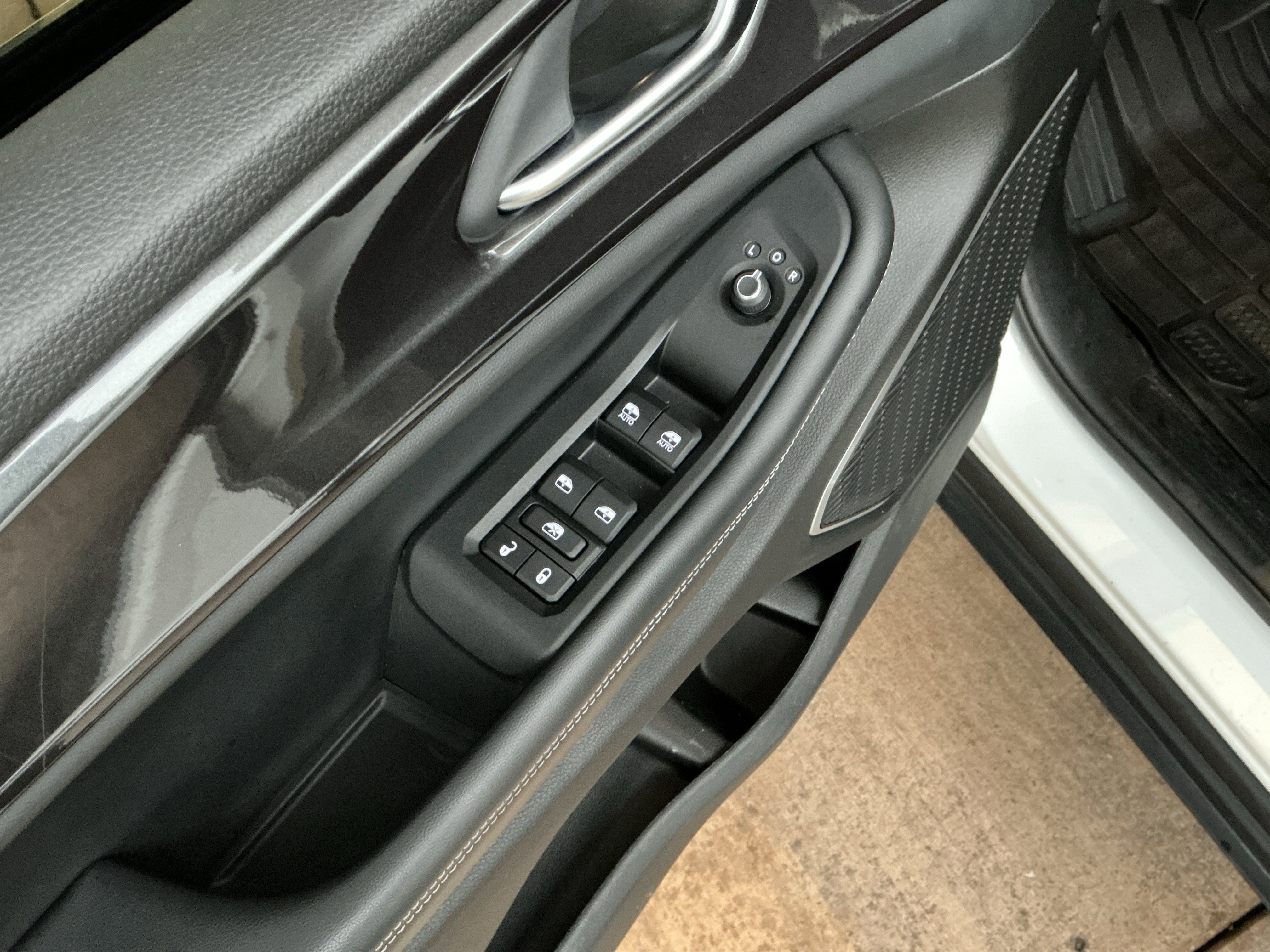 Used 2022 Jeep Grand Cherokee L Laredo image 15