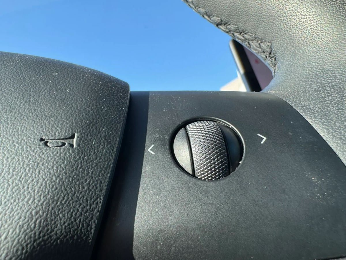 Used 2023 Tesla Model Y Long Range AWD/4WD image 32
