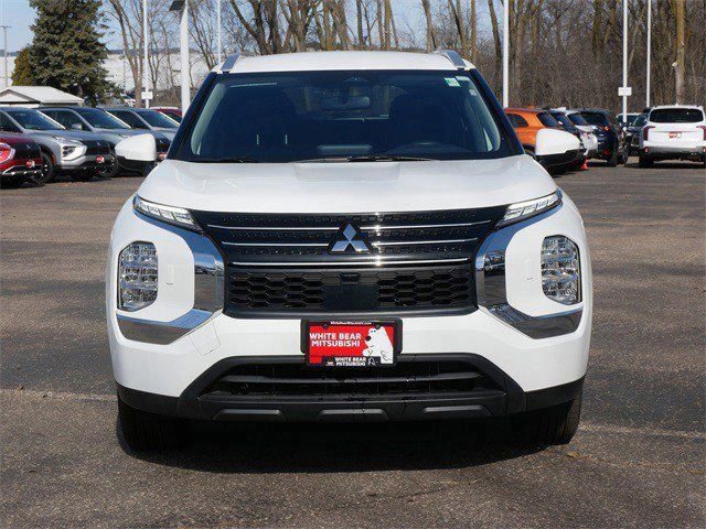 Used 2025 Mitsubishi Outlander ES image 2