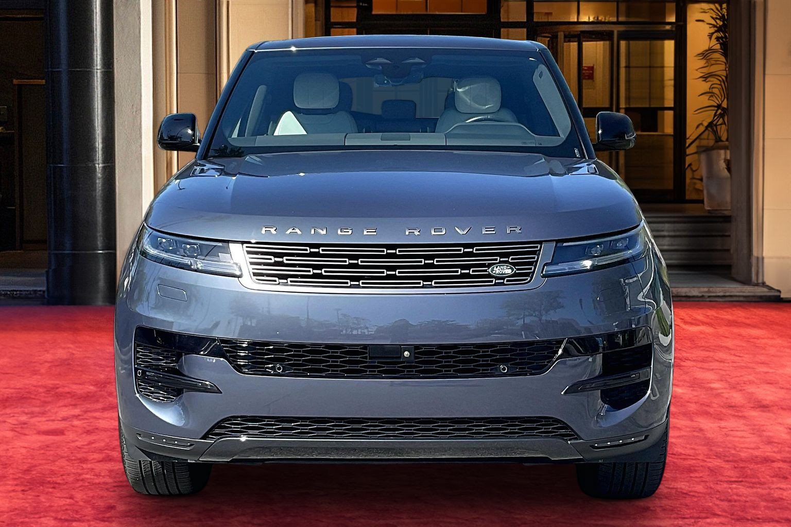 Used 2025 Land Rover Range Rover Sport SE AWD/4WD image 3