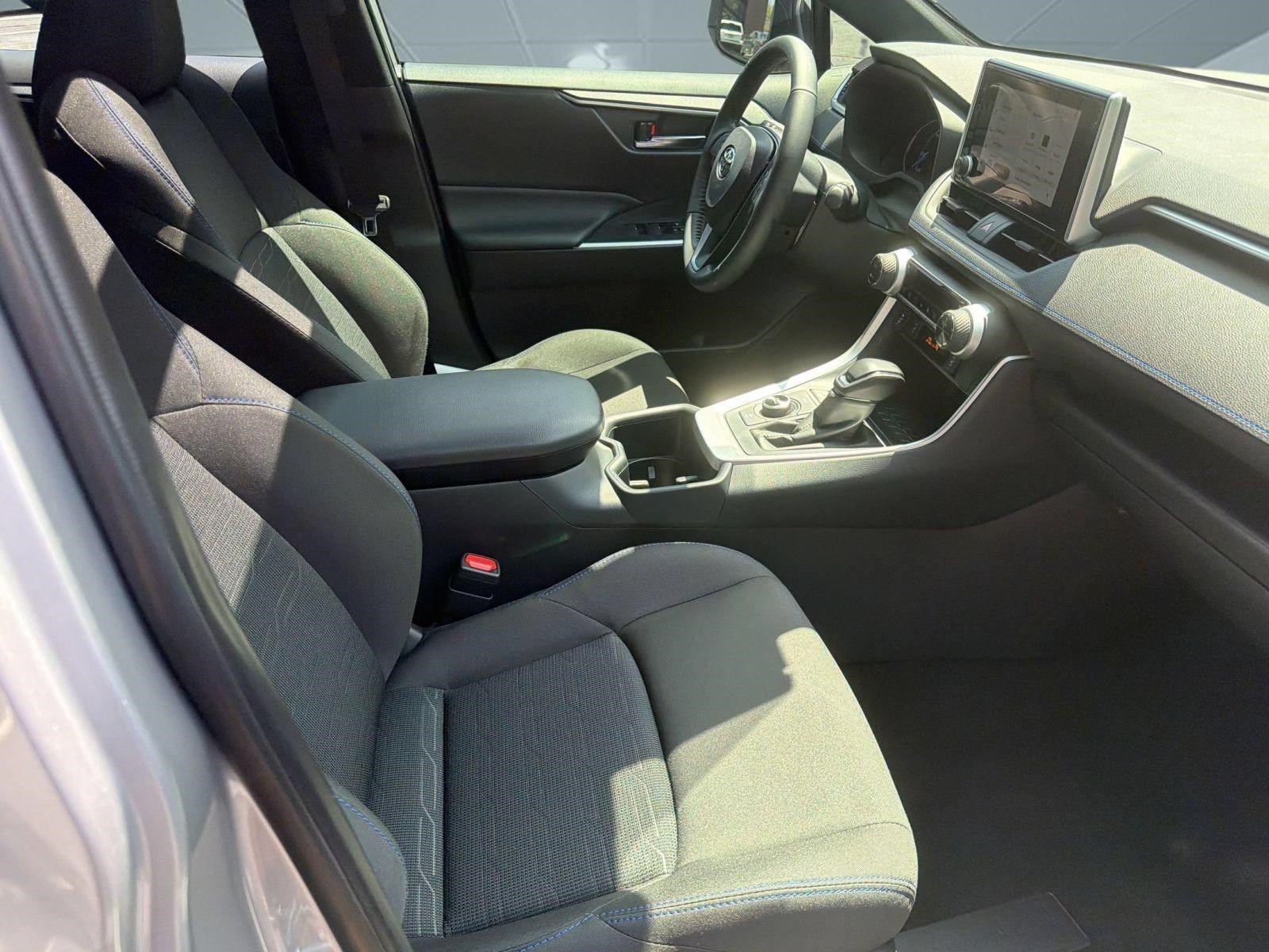 Used 2025 Toyota RAV4 SE w/ Convenience Package AWD/4WD image 25