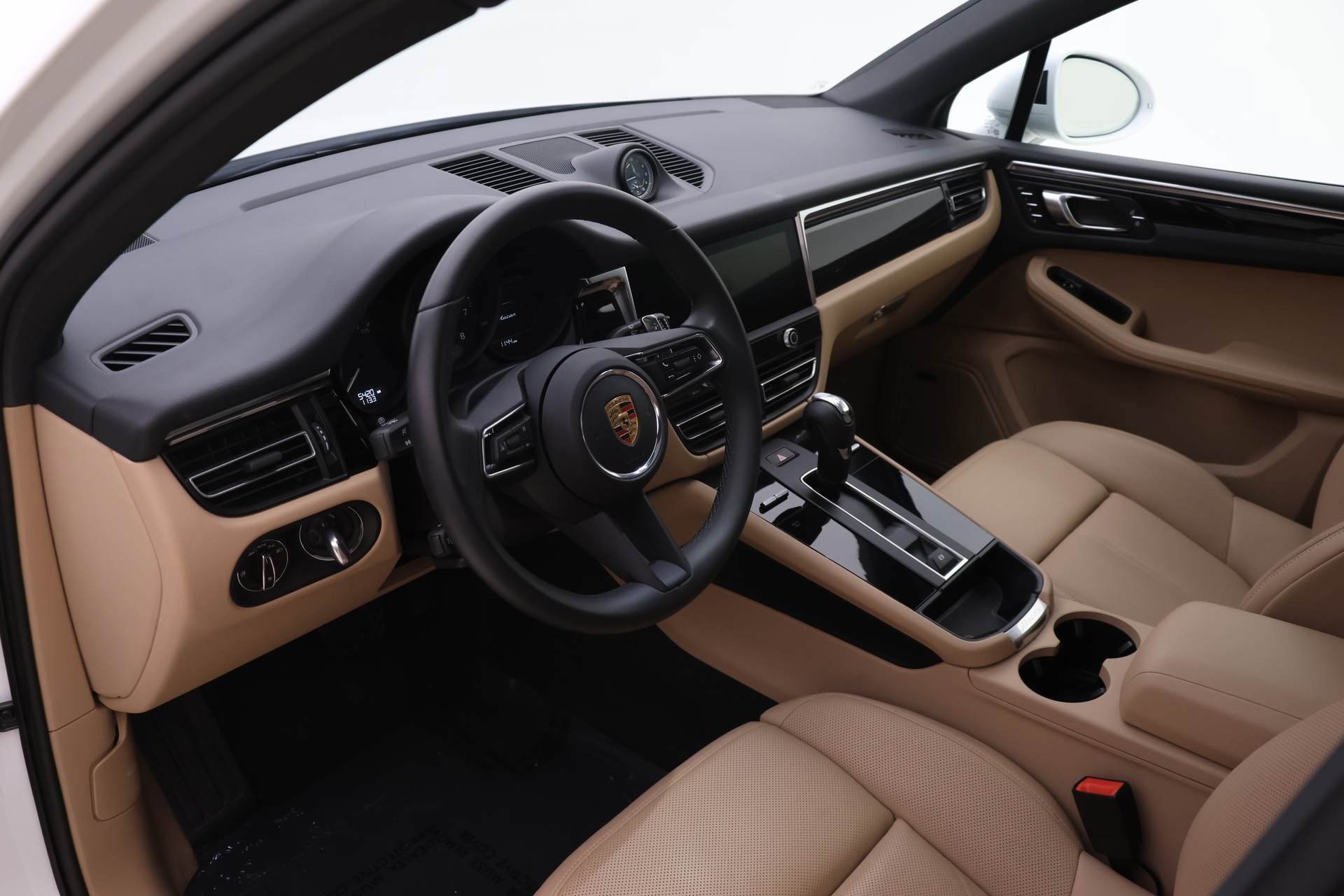 Used 2025 Porsche Macan image 4