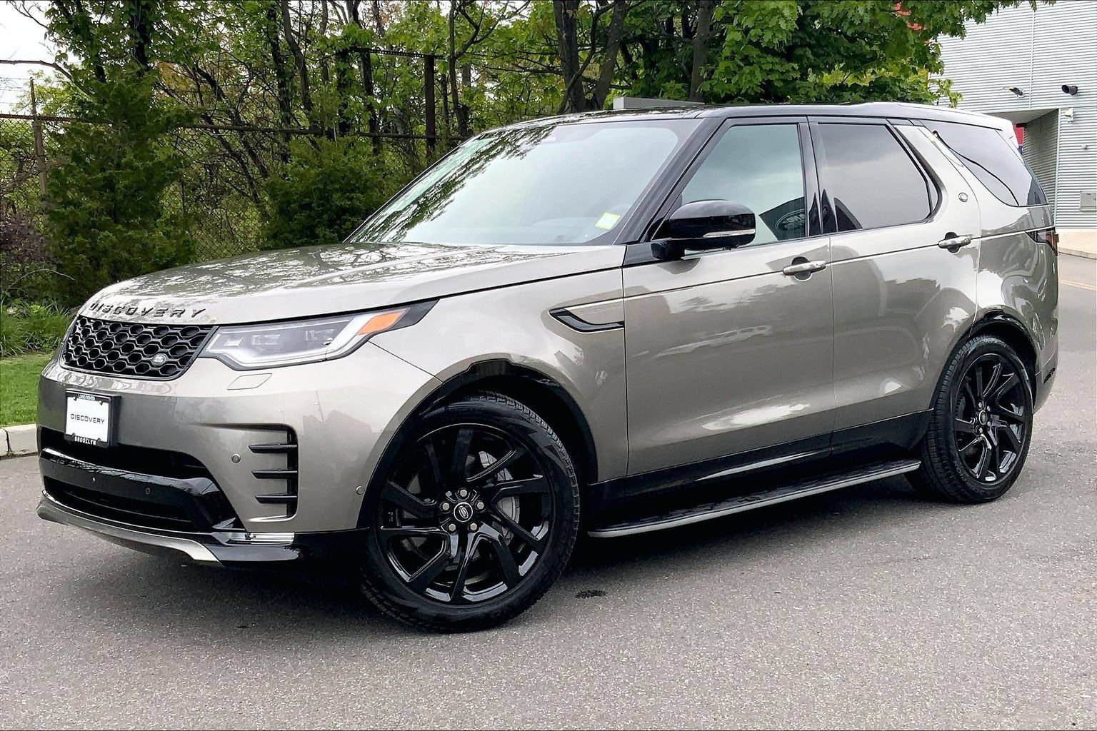 Certified 2025 Land Rover Discovery Dynamic SE AWD/4WD image 1