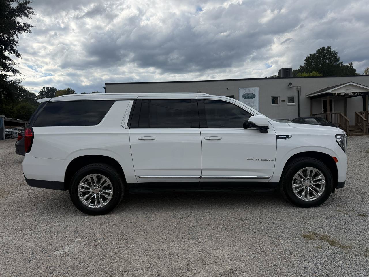 Used 2021 GMC Yukon XL SLT w/ SLT Premium Package RWD image 4