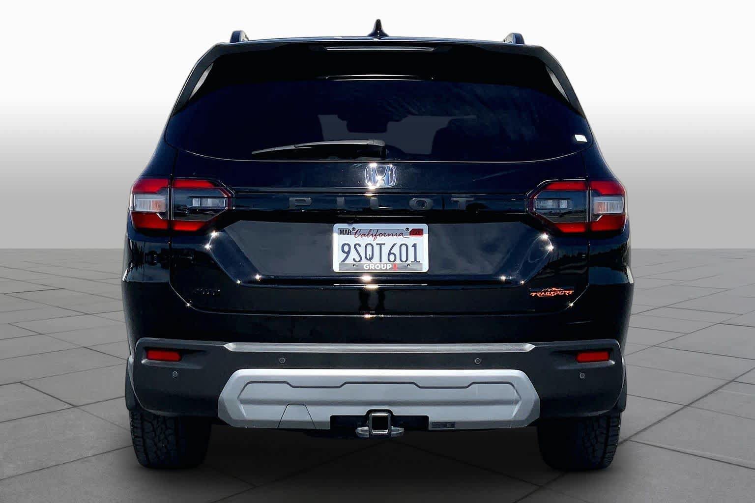 Used 2025 Honda Pilot TrailSport image 4