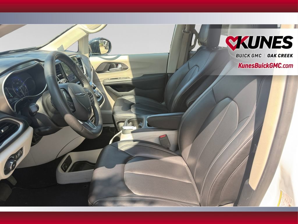 Used 2024 Chrysler Pacifica Touring-L FWD image 22