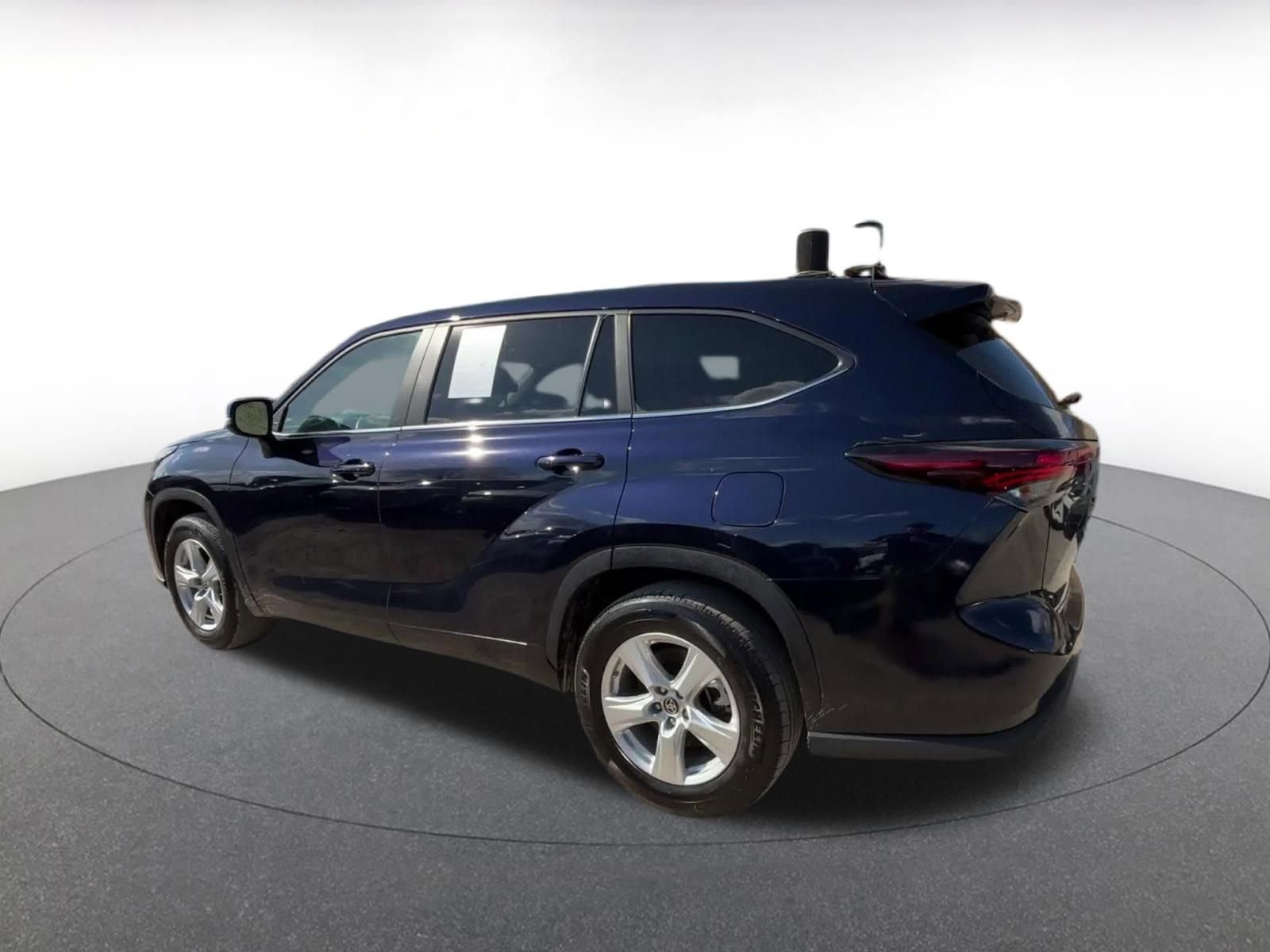 Used 2025 Toyota Highlander LE image 9