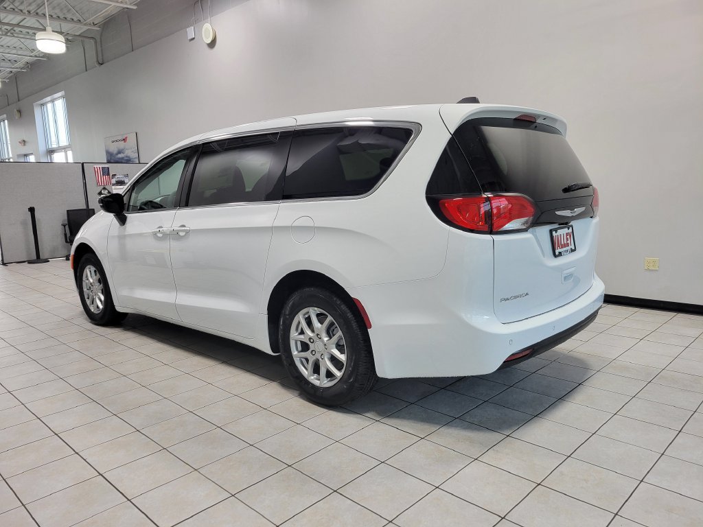 New 2027 Chrysler Pacifica LX FWD image 6