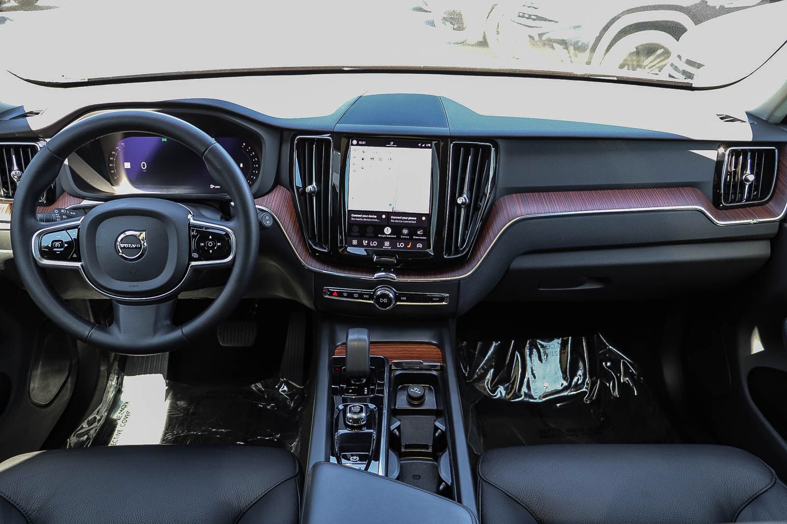 Used 2023 Volvo XC60 B5 Plus AWD/4WD image 13