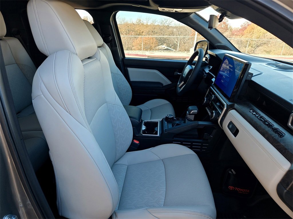 Used 2025 Toyota Tacoma Limited image 27