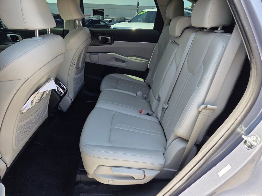 Used 2023 Kia Sorento S w/ Panoramic Sunroof Package image 8