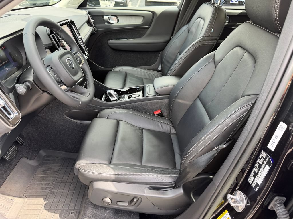 Certified 2023 Volvo XC40 B5 Plus w/ Driver Assist Package AWD/4WD image 3