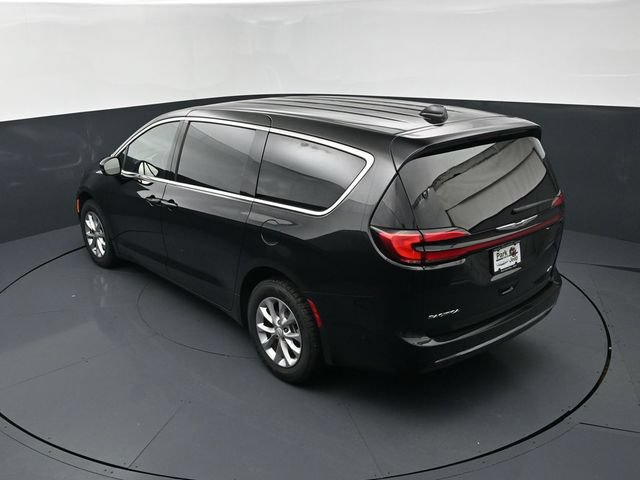 Certified 2025 Chrysler Pacifica Select AWD/4WD image 16