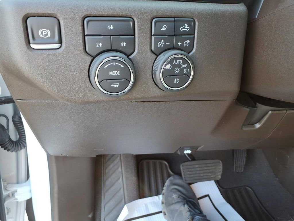 Used 2025 Chevrolet Silverado 2500 LT w/ Z71 Chrome Sport Edition image 17