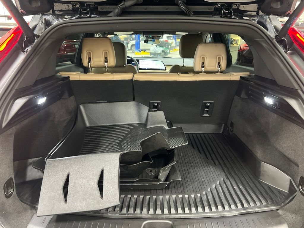 Used 2024 Cadillac XT4 Luxury w/ Cold Weather Package AWD/4WD image 15