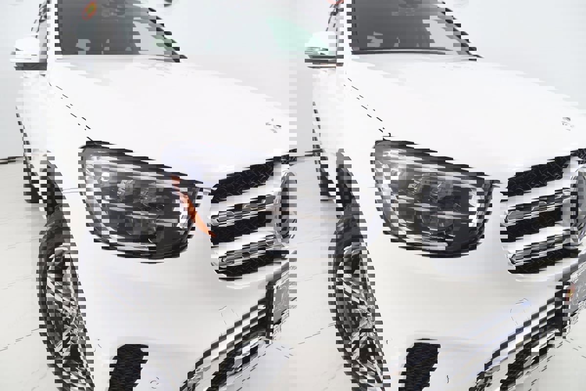 Used 2022 Mercedes-Benz GLC 300 4MATIC w/ Driver Assistance Package image 18