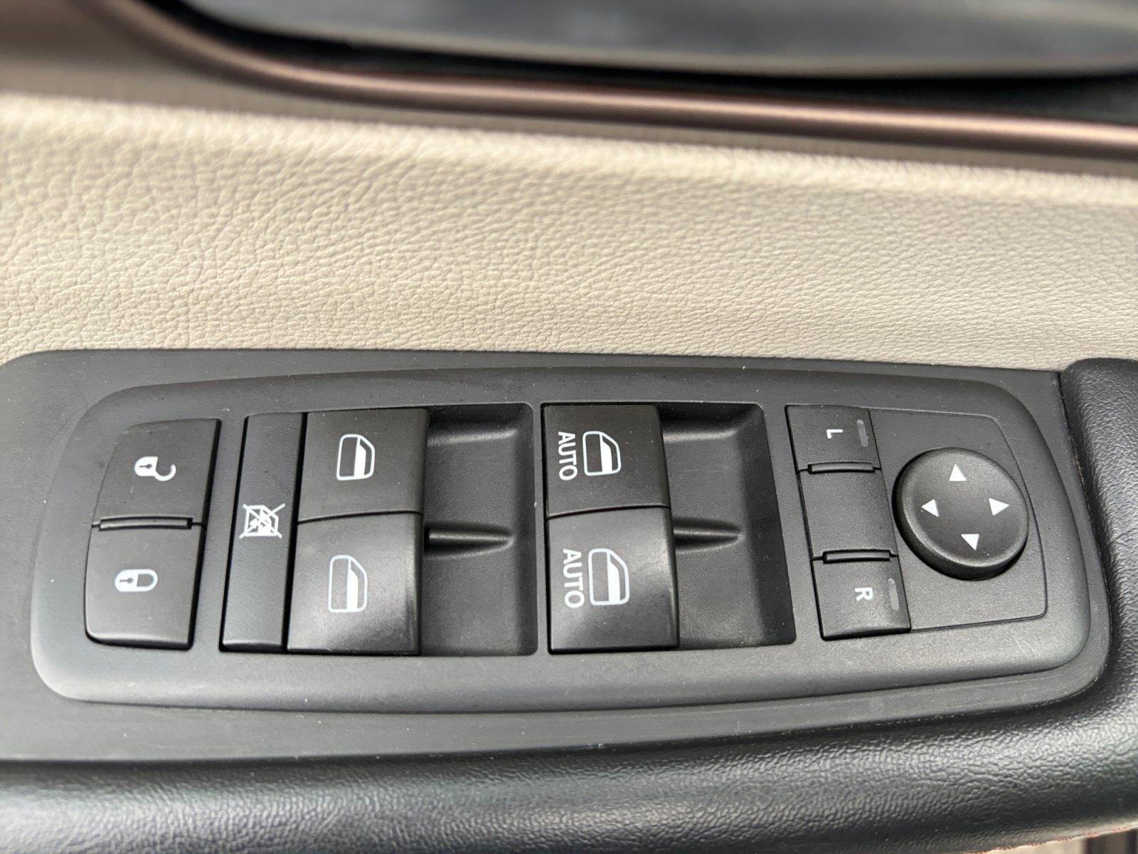 Used 2017 Chrysler Pacifica Touring w/ Tire & Wheel Group FWD image 16