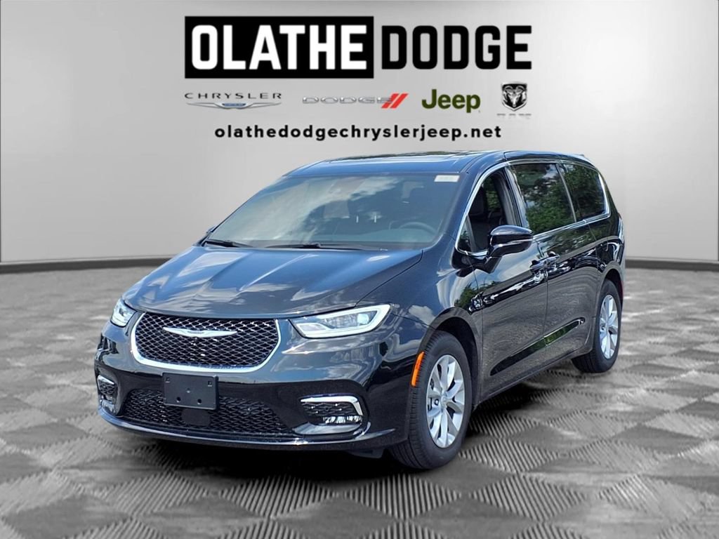 New 2026 Chrysler Pacifica Limited w/ Uconnect Theater Family Group