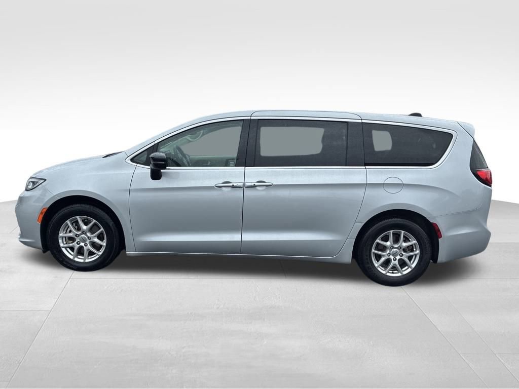 Used 2024 Chrysler Pacifica Touring-L image 2