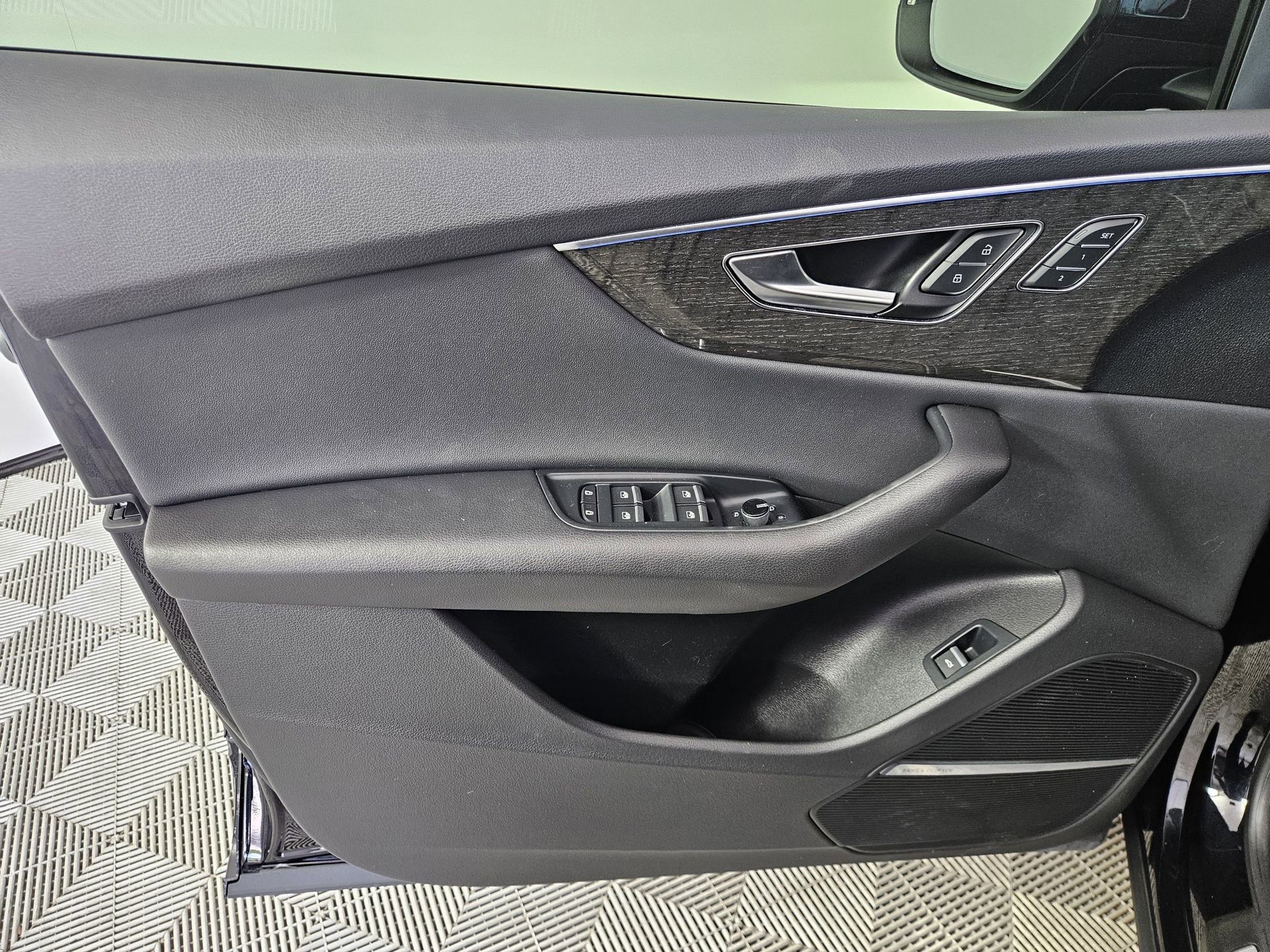 Used 2020 Audi Q8 Premium Plus w/ Premium Plus Package AWD/4WD image 32