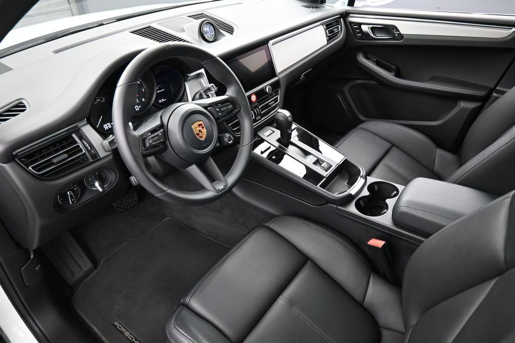 Certified 2026 Porsche Macan AWD/4WD image 4