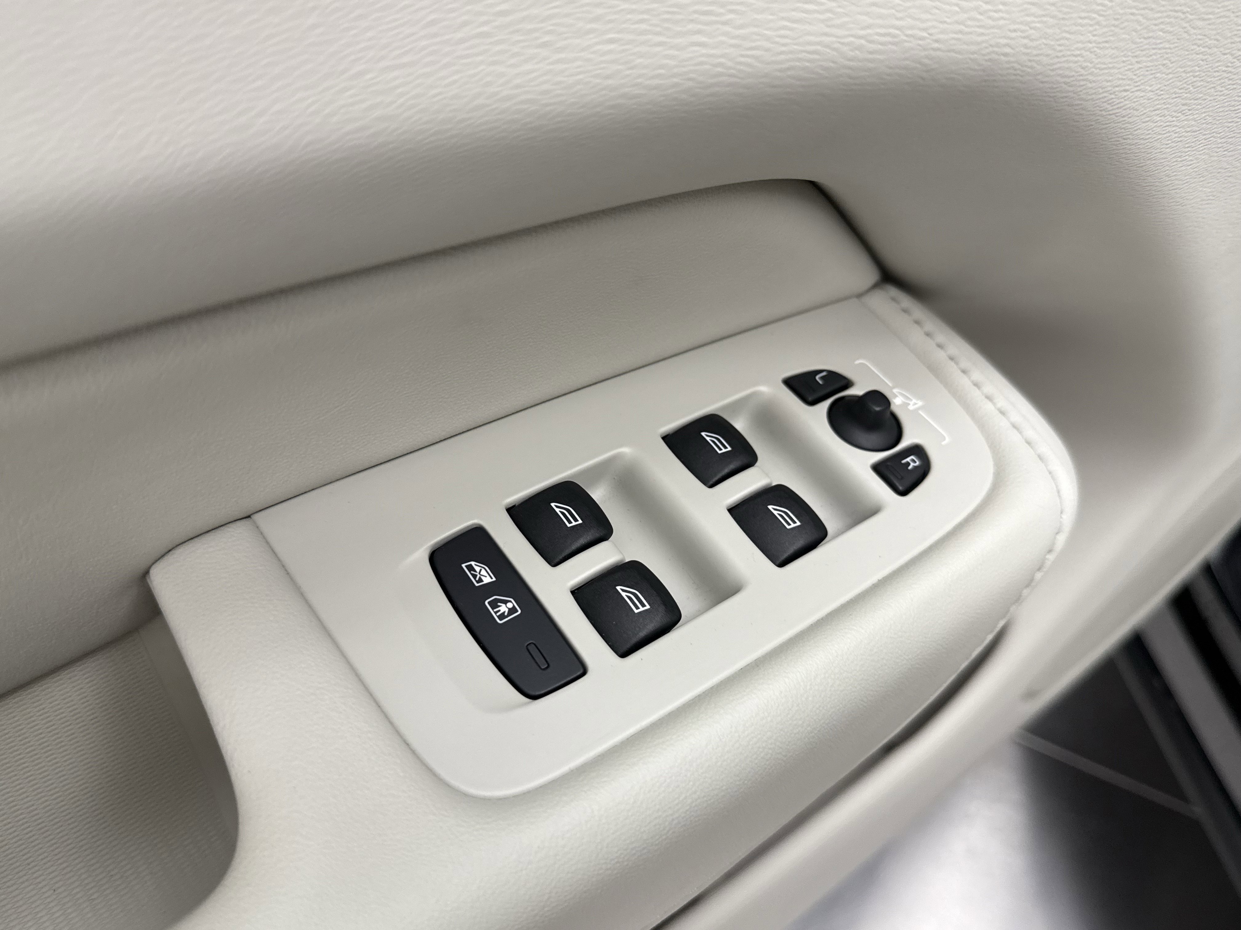 Certified 2023 Volvo XC60 B5 Plus AWD/4WD image 10