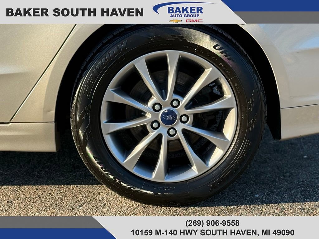 Used 2017 Ford Fusion SE image 4