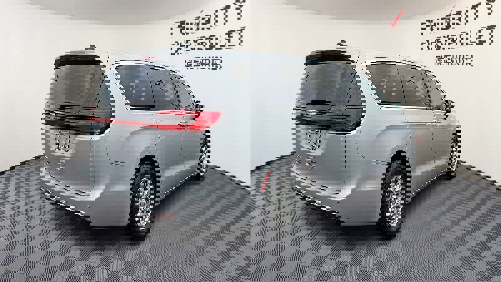 Used 2023 Chrysler Pacifica Touring-L image 8