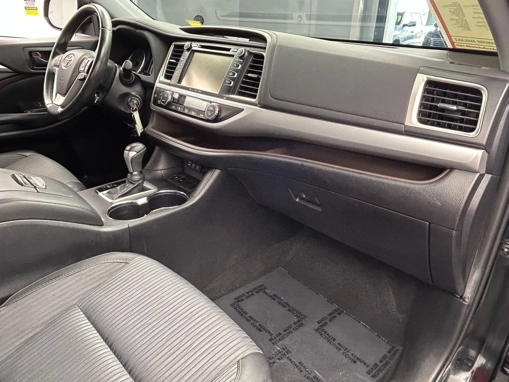 Used 2019 Toyota Highlander Plus FWD image 14