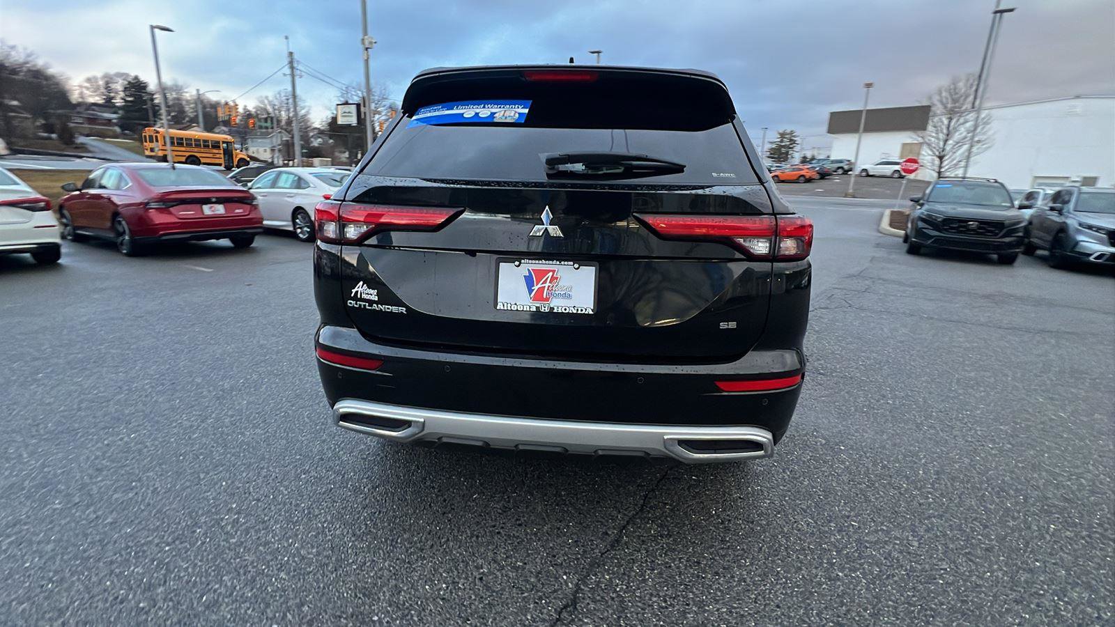 Used 2024 Mitsubishi Outlander SE image 5