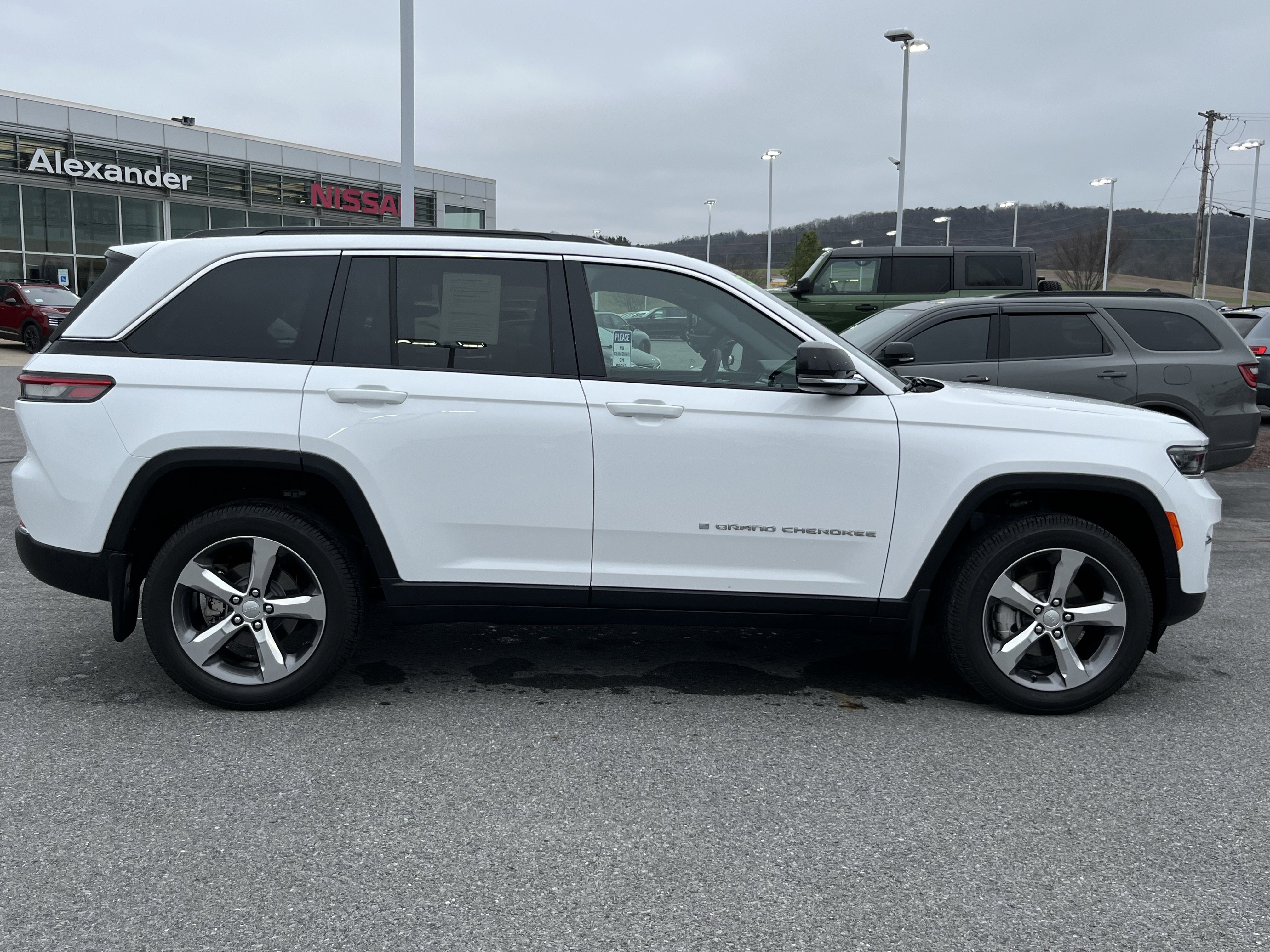 Used 2025 Jeep Grand Cherokee Limited image 2