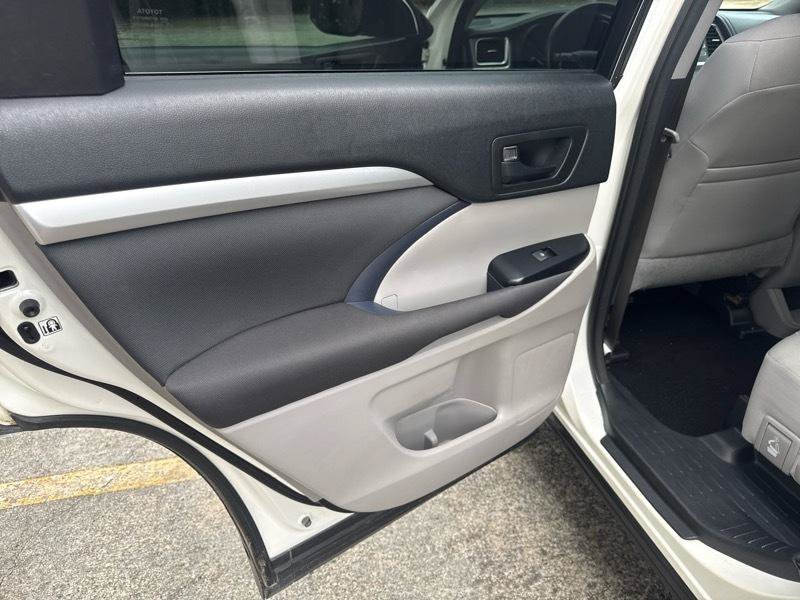 Used 2016 Toyota Highlander LE FWD image 19